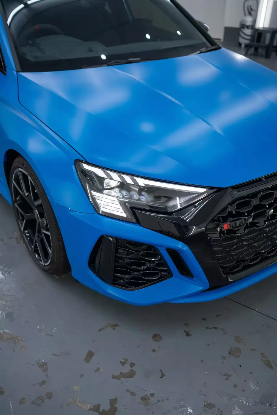 Satin mavi PPF uygulanmış spor otomobilin ön çeyrek görünümü