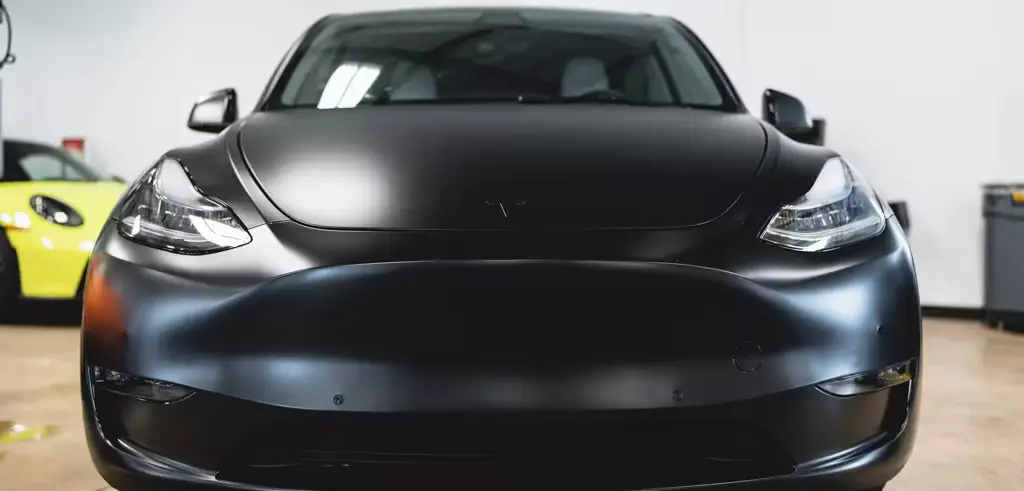 STEALTH mat film uygulanmış siyah otomobilin önden görünümü